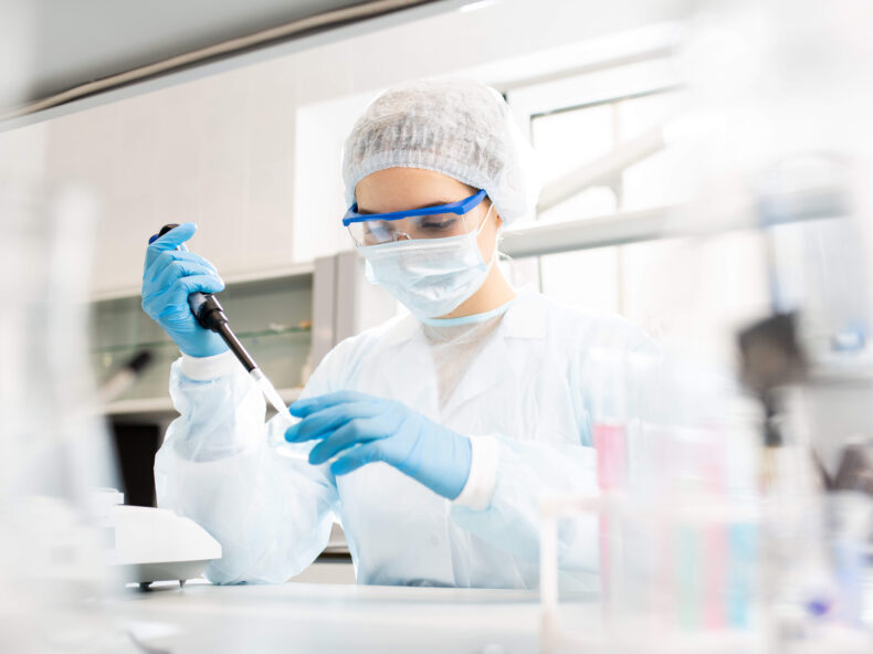 Les métiers de la recherche médicale et laboratoire utilisent des salles blanches.
